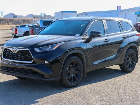 Used 2023 Toyota Highlander LE image 6