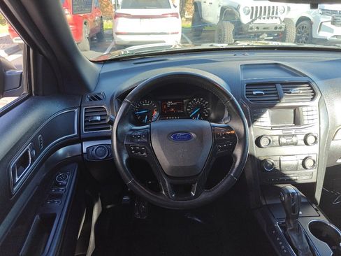 Used 2018 Ford Explorer XLT image 23