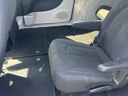 Used 2018 Chrysler Pacifica LX FWD image 7