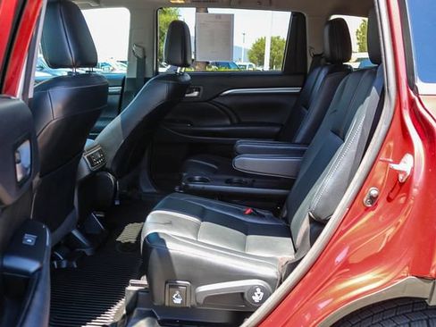 Used 2018 Toyota Highlander SE FWD image 24