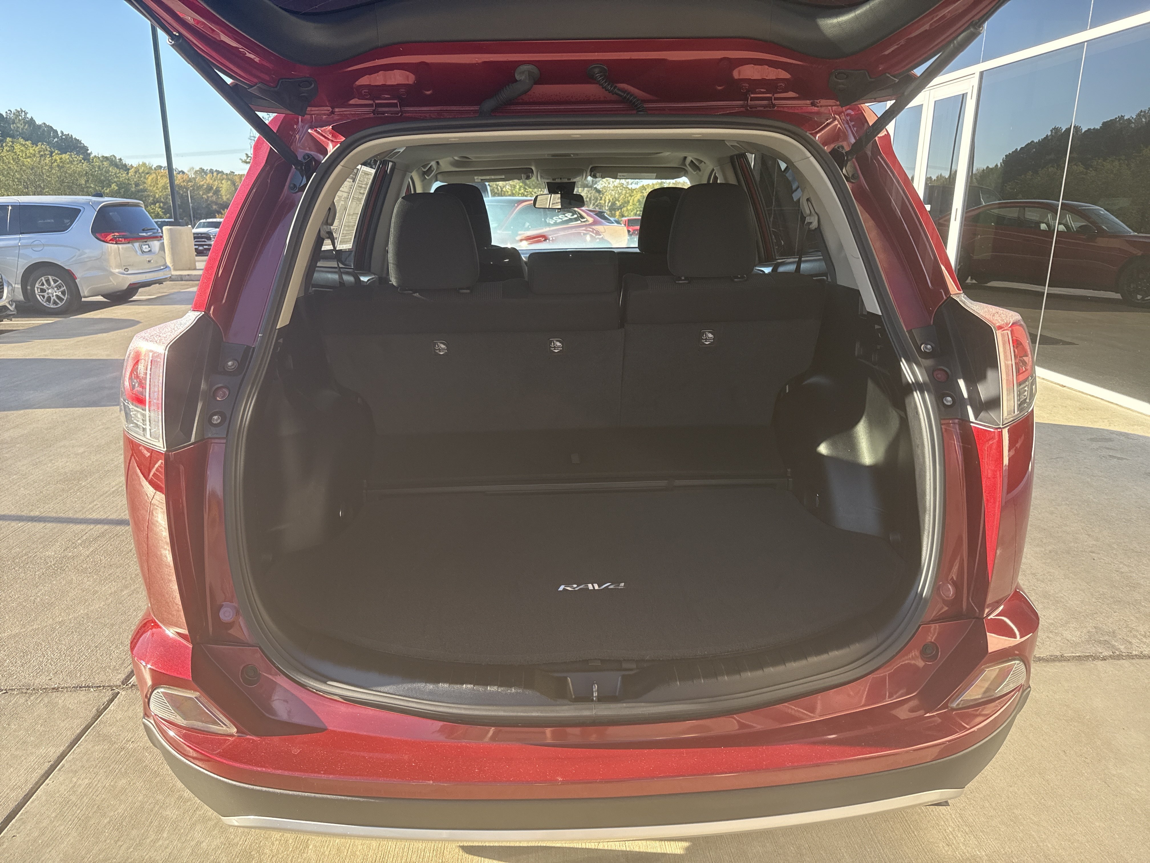 Used 2018 Toyota RAV4 XLE w/ Carpet Mat Package AWD/4WD image 21