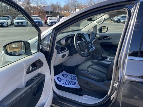 Used 2023 Chrysler Pacifica Touring-L image 15