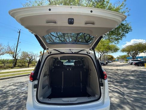 Certified 2023 Chrysler Pacifica Touring-L FWD image 40