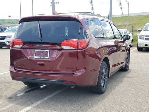 Used 2019 Chrysler Pacifica Limited w/ S Appearance Package FWD image 3