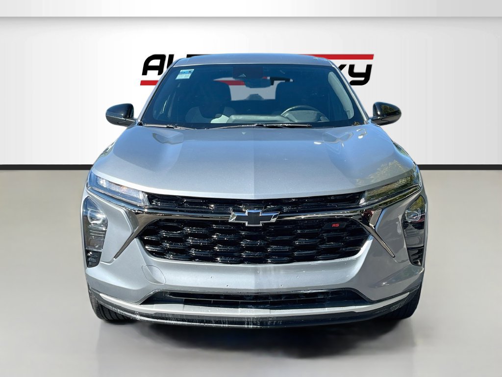 Used 2025 Chevrolet Trax RS w/ Driver Confidence Package FWD image 2