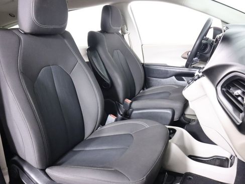 Used 2022 Chrysler Voyager LX image 40