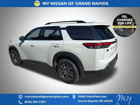 Used 2023 Nissan Pathfinder SV AWD/4WD image 6