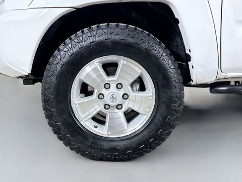 Used 2015 Toyota Tacoma TRD Sport w/ TRD Sport Package image 26