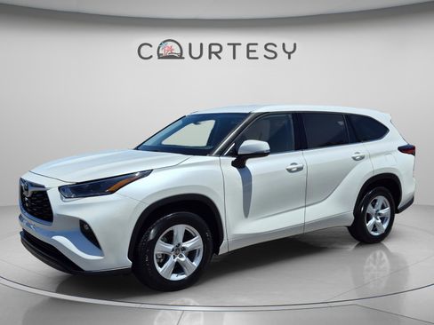 Used 2021 Toyota Highlander LE FWD image 1