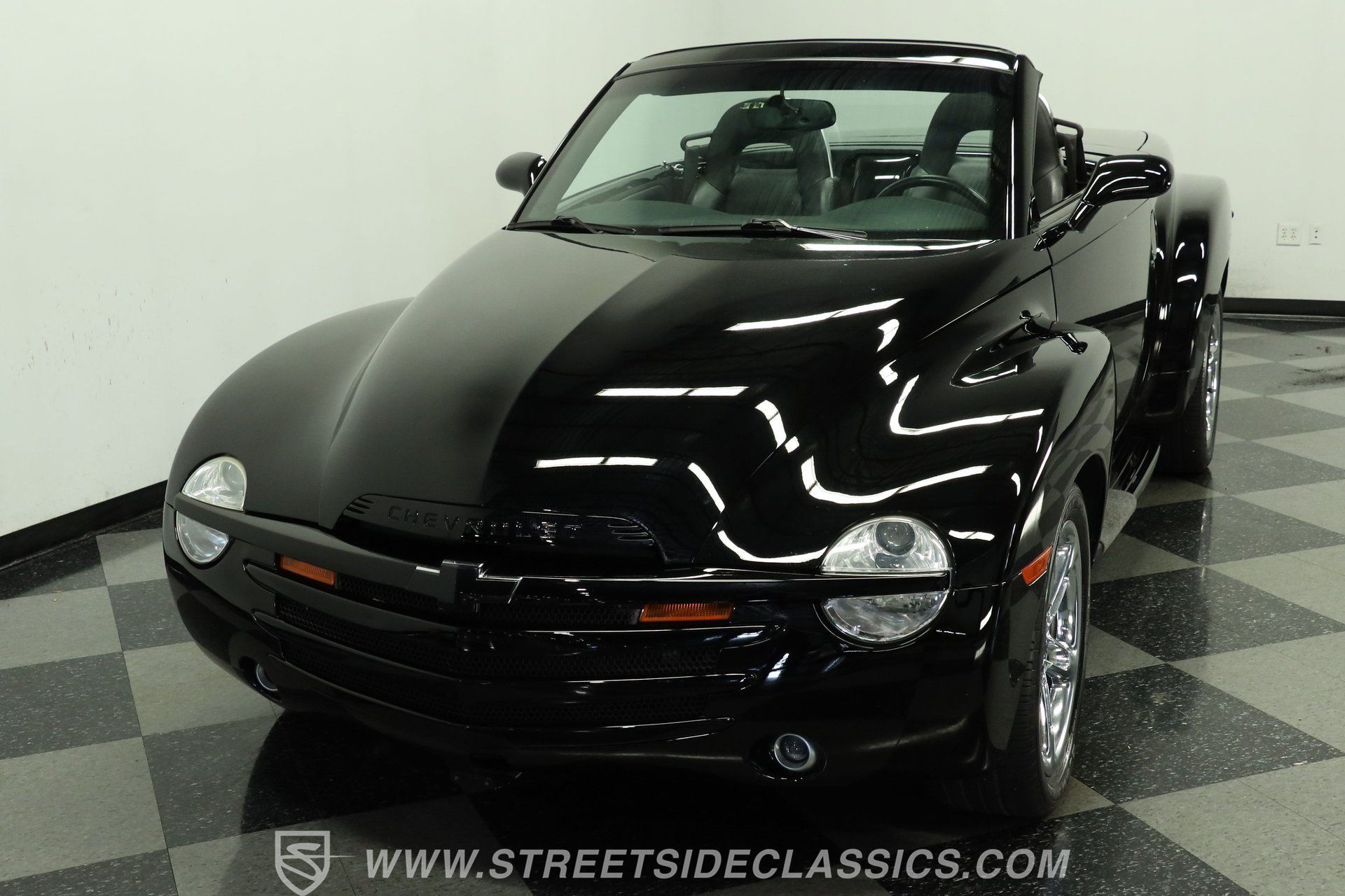 Used 2004 Chevrolet SSR w/ Preferred Equipment Group RWD image 17