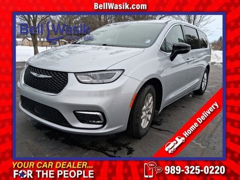 Used 2024 Chrysler Pacifica Touring-L image 1