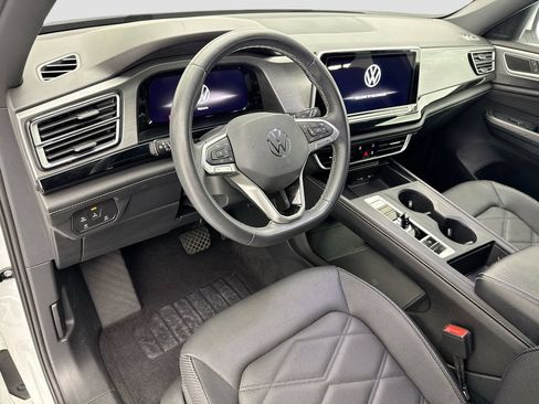 Used 2024 Volkswagen Atlas Cross Sport SE FWD image 9
