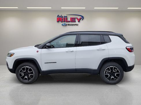 Used 2025 Jeep Compass Trailhawk AWD/4WD image 2