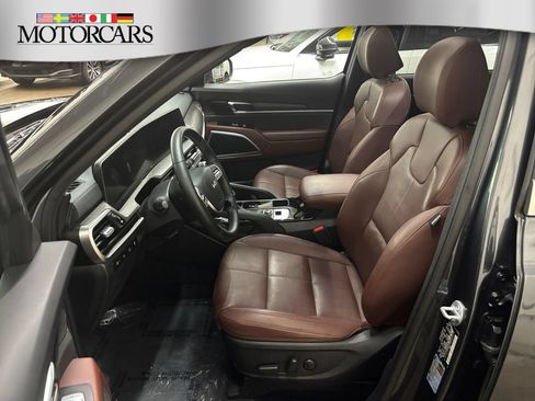 Used 2024 Kia Telluride EX w/ EX Captain's Chair Package AWD/4WD image 10
