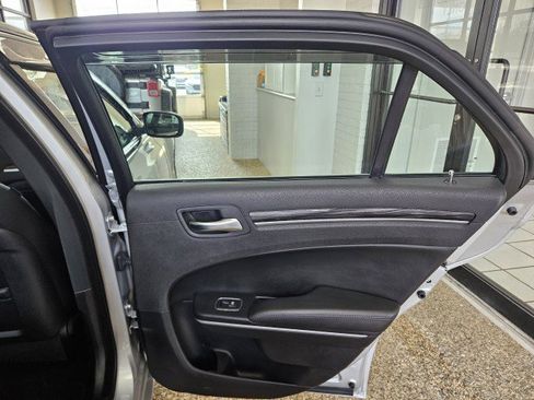 Used 2019 Chrysler 300 Touring w/ Chrome Appearance Package RWD image 14