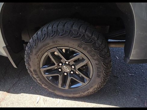 Used 2024 Chevrolet Silverado 1500 LT Trail Boss w/ LT Trail Boss Premium Package AWD/4WD image 6