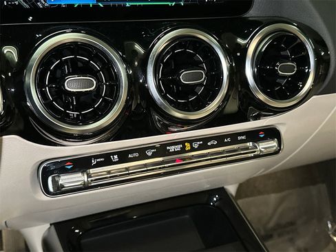 Used 2023 Mercedes-Benz GLA 250 4MATIC image 29