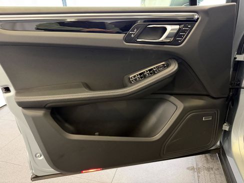 Certified 2025 Porsche Macan image 15