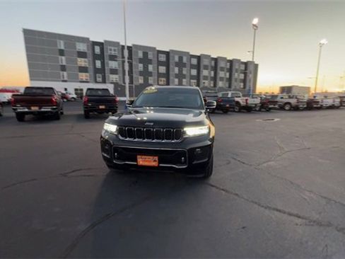 Used 2023 Jeep Grand Cherokee Overland image 3