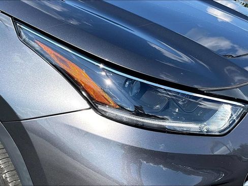 Used 2021 Toyota Highlander XLE AWD/4WD image 30