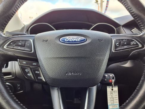 Used 2017 Ford Focus SE w/ Cold Weather Package image 15