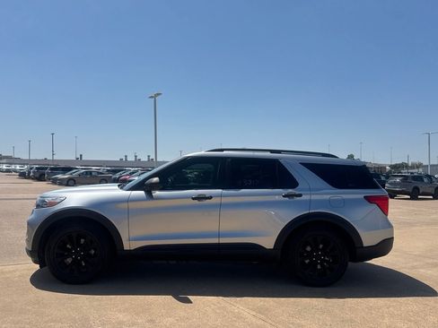 Used 2020 Ford Explorer XLT w/ Equipment Group 202A RWD image 14