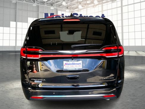 New 2026 Chrysler Pacifica Limited image 4
