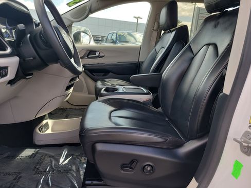 Used 2023 Chrysler Pacifica Touring-L FWD image 16