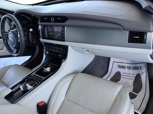 Used 2016 Jaguar XF Prestige image 41
