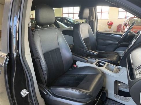 Used 2018 Dodge Grand Caravan SXT image 19