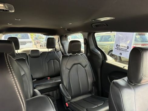 Used 2025 Chrysler Pacifica Select FWD image 31