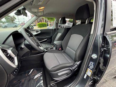 Used 2025 Kia Soul LX w/ LX Technology Package FWD image 35