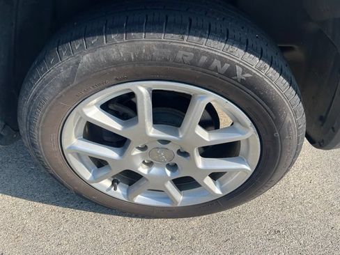 Used 2019 Jeep Renegade Latitude FWD image 14