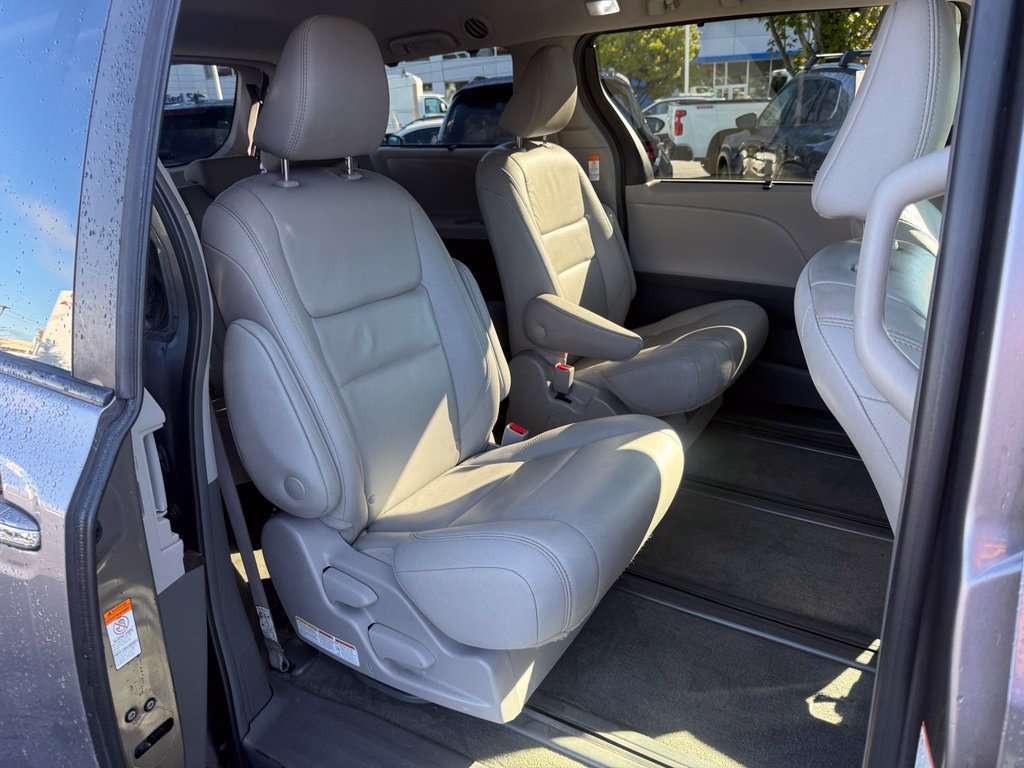 Used 2018 Toyota Sienna XLE w/ XLE Navigation Package AWD/4WD image 18