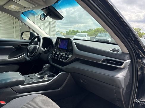Used 2025 Toyota Highlander LE FWD image 15