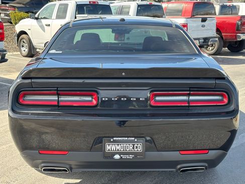 Used 2019 Dodge Challenger SXT image 9