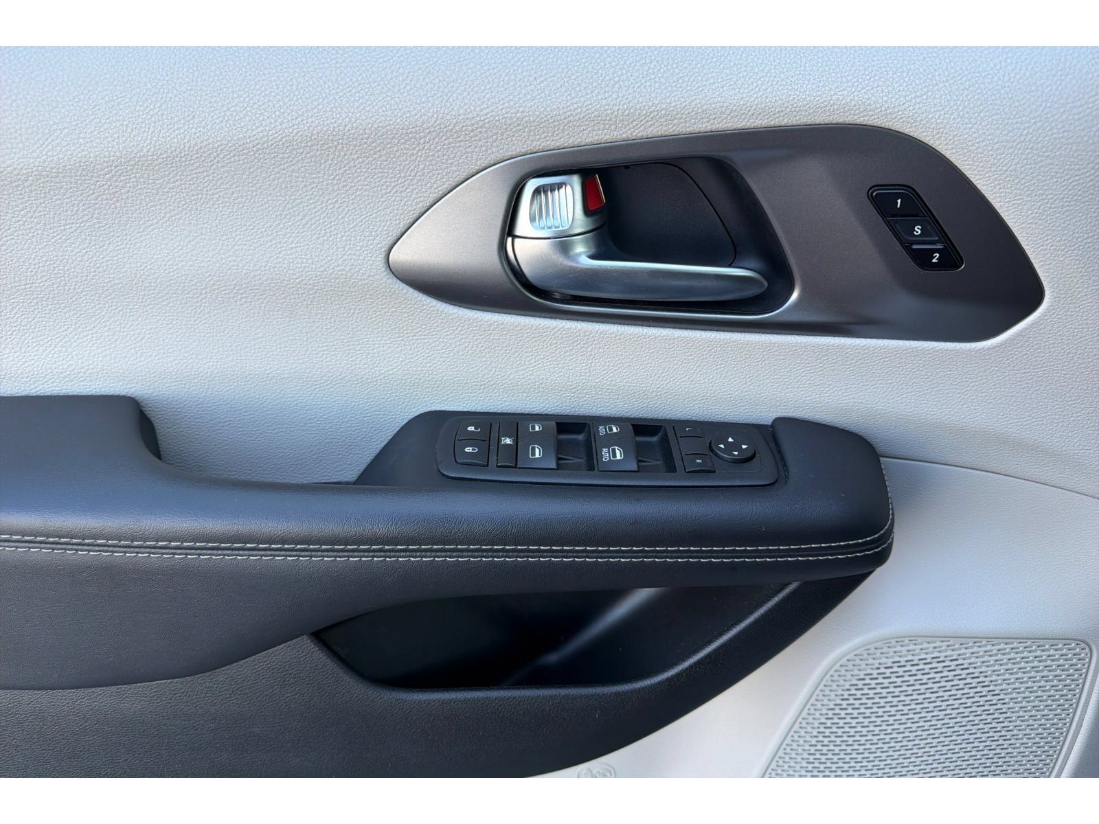 Used 2023 Chrysler Pacifica Touring-L FWD image 11