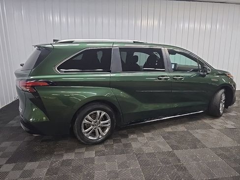 Used 2023 Toyota Sienna Platinum AWD/4WD image 3