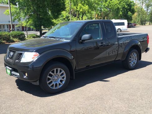 Used 2012 Nissan Frontier SV w/ Sport Appearance Pkg AWD/4WD image 10
