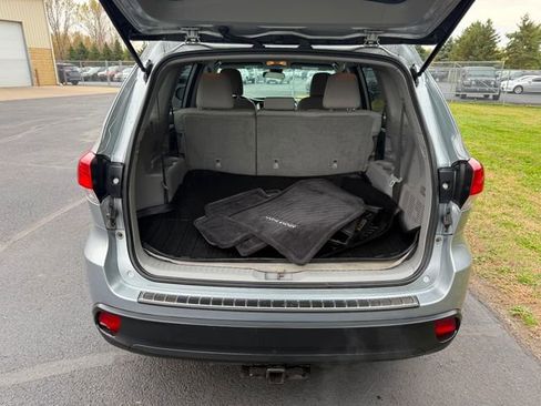 Used 2018 Toyota Highlander LE image 3