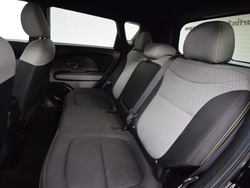 Used 2016 Kia Soul + image 17