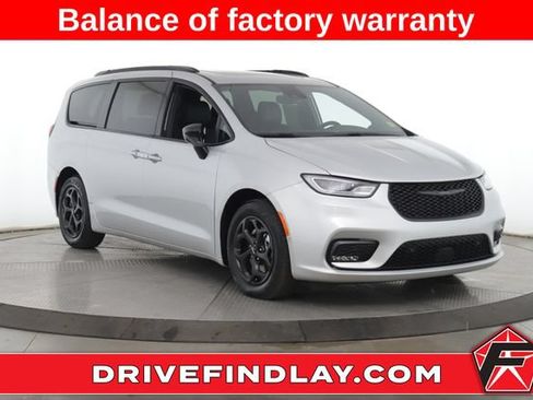 Used 2024 Chrysler Pacifica Premium FWD image 1