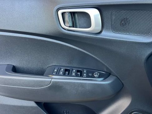Used 2025 Hyundai Venue SEL FWD image 13