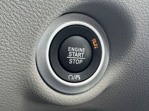 Used 2024 Chrysler Pacifica Touring-L FWD image 31