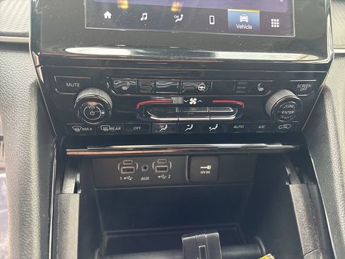 Used 2023 Jeep Grand Cherokee L Laredo AWD/4WD image 19