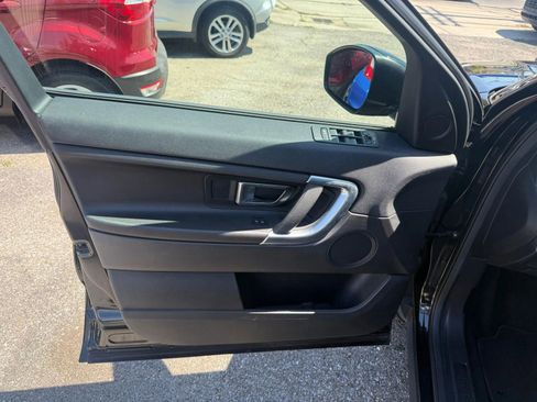 Used 2017 Land Rover Discovery Sport SE image 11