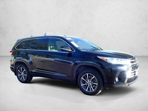 Used 2019 Toyota Highlander XLE AWD/4WD image 6