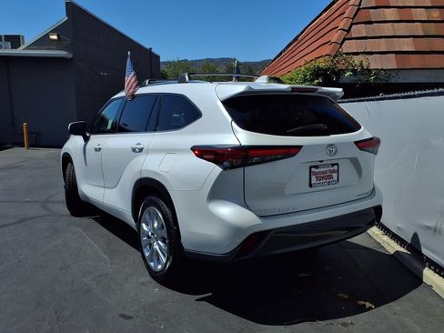 Used 2023 Toyota Highlander Limited FWD image 5