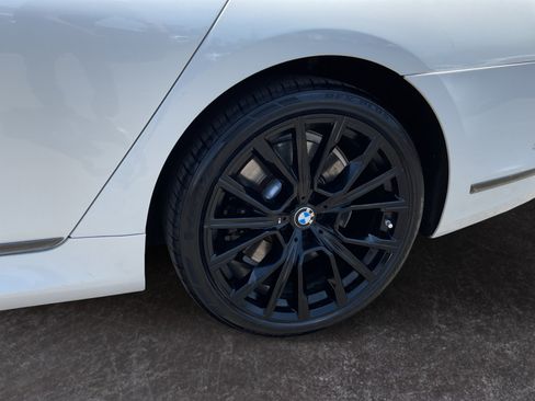 Used 2022 BMW 740i w/ M Sport Package RWD image 9