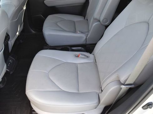 Used 2021 Toyota Highlander Platinum image 19